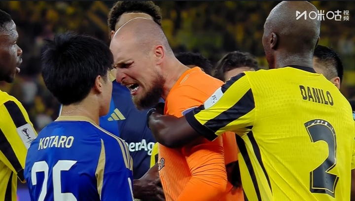 马宁亚冠关键判罚引争议 裁判专家认定漏判红牌