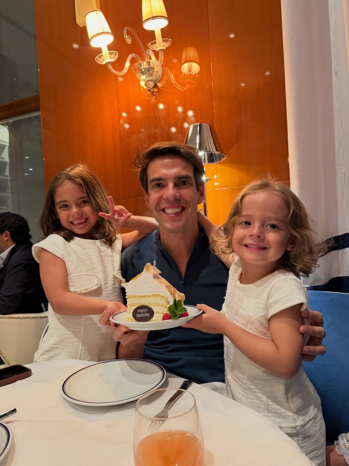 瓦尔加内衣T台秀 足坛伴侣动态一网打尽