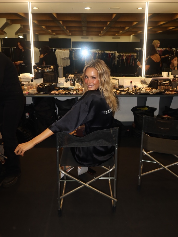 瓦尔加内衣T台秀 足坛伴侣动态一网打尽