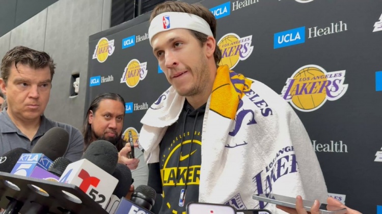 里夫斯谈腹斜肌伤势：疼痛耐受度高仍感沮丧，湖人全队信心未动摇