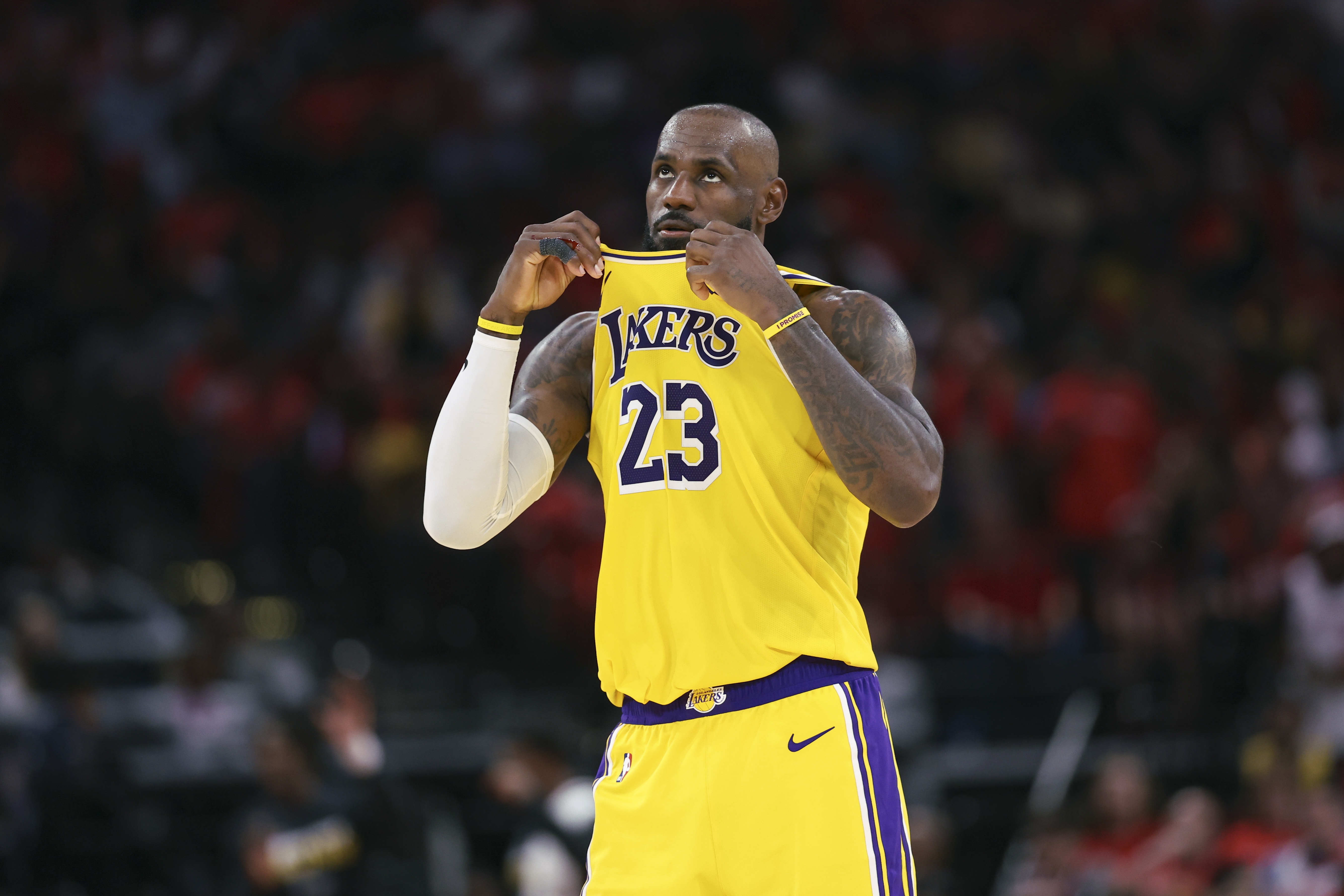 詹姆斯透露随身带纸巾盒起因：毛巾留疤弃用布质