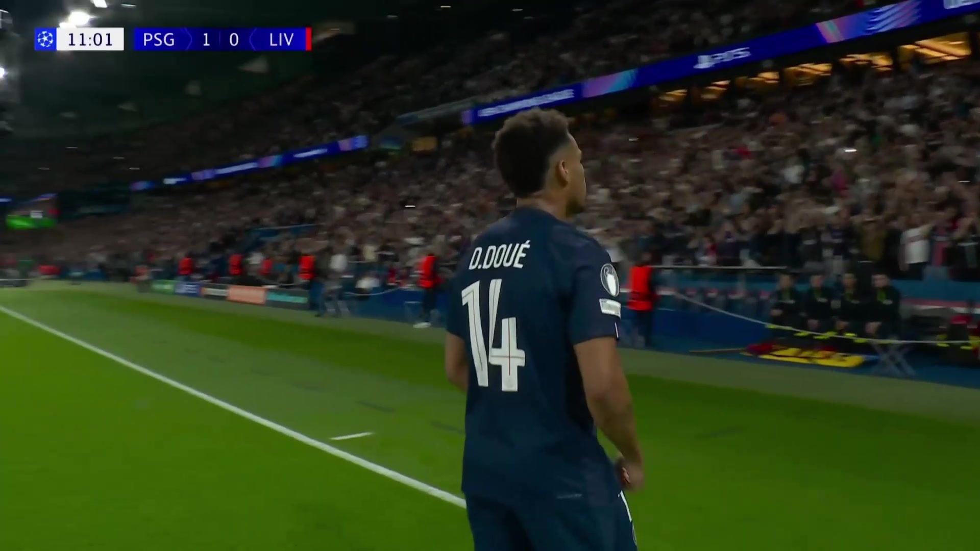 门将绝望！杜埃打门变线无解诡异弧线破门！巴黎1-0领先利物浦！