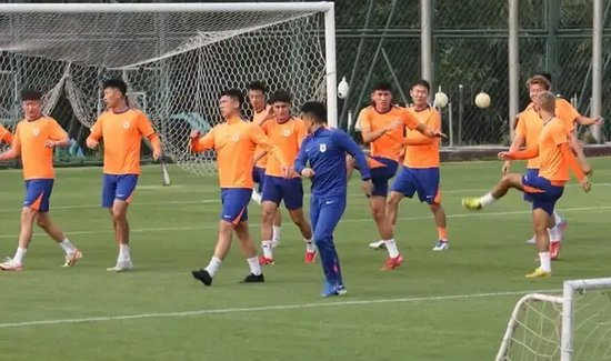 泰山临时教练组首训：GPS重新启用 韩鹏湿透后背沟通外援