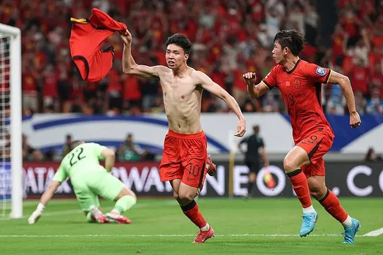 王钰栋压哨点球绝杀巴林 国足1-0收尾18强赛