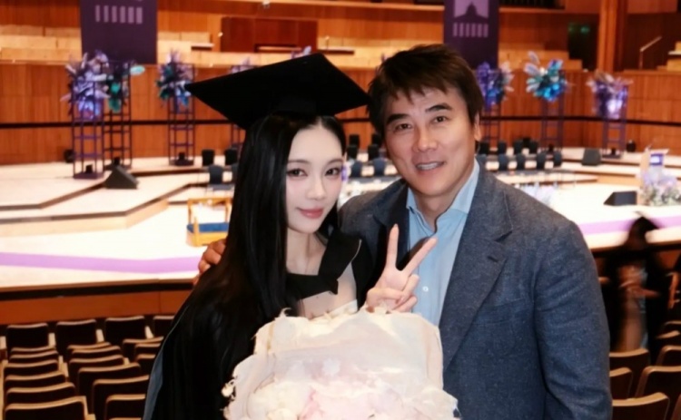 李明女儿晒合影回应五年禁足：白玉落尘，时间给出答案
