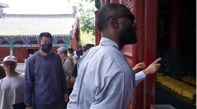 布朗少林寺习武:效仿文班亚马? 布朗少林寺习武:效仿文班亚马?